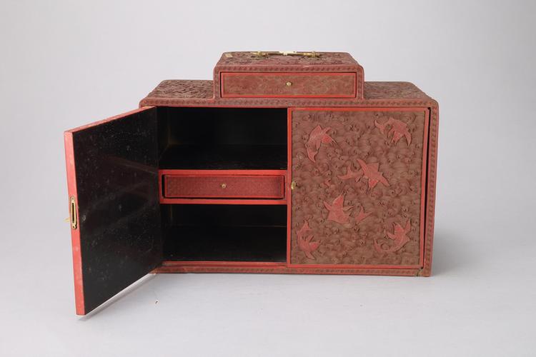 剔红飞鱼纹柜式提匣