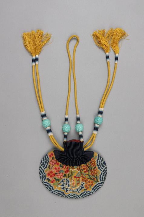 青色缎口满纳桂花海棠兔纹椭圆荷包