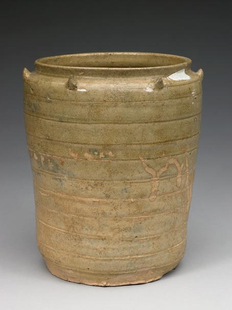 青釉刻弦纹鼓钉罐