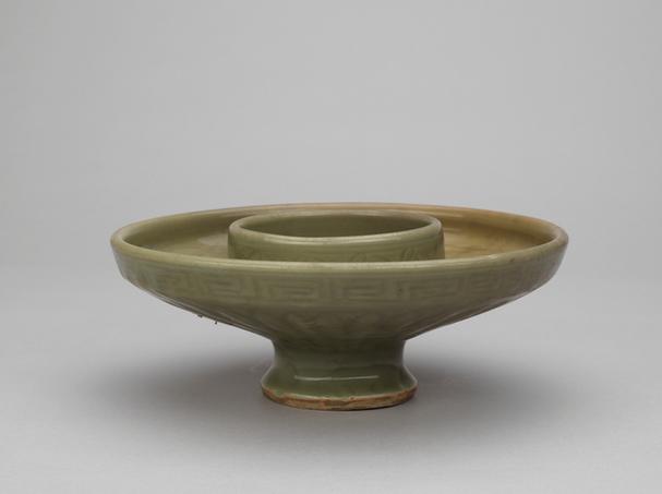 龙泉窑青釉刻花菊瓣碗托