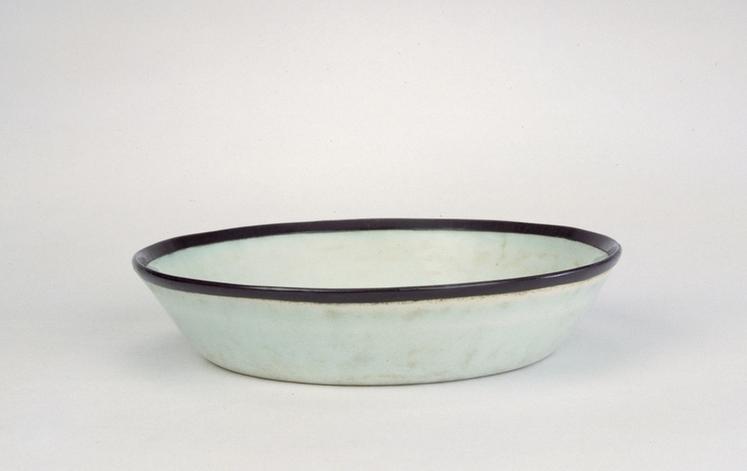 青白釉划花缠枝莲纹碟