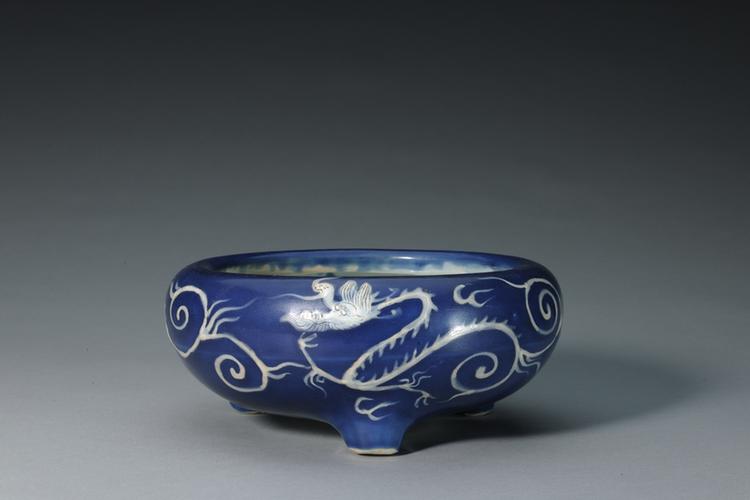 万历款蓝釉白云龙纹三足炉