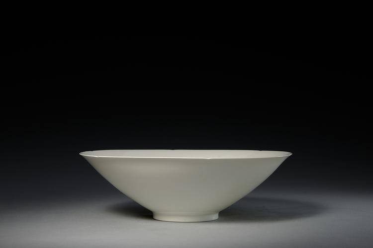 甜白釉暗划花卉纹碗