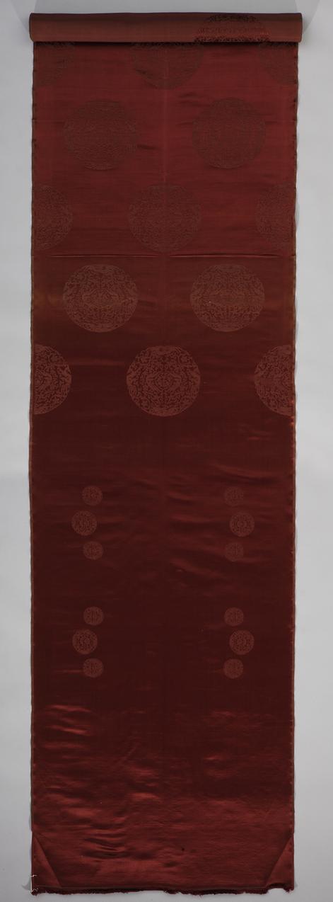 绛色勾莲螭虎纹暗花缎