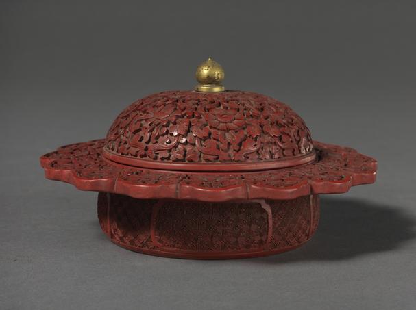 剔红缠枝莲纹云头式盒