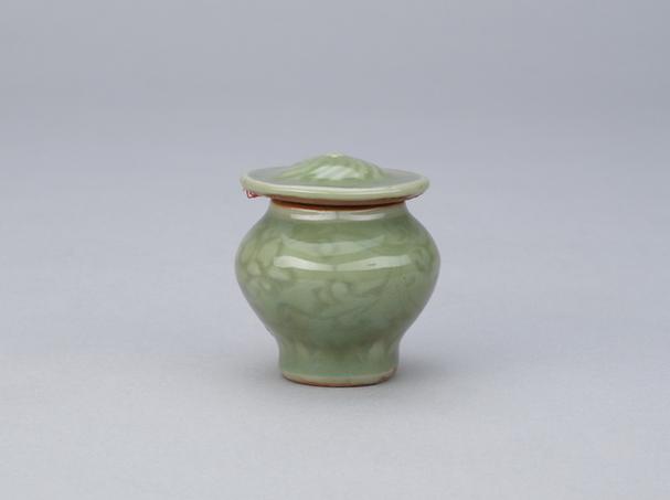 龙泉窑青釉暗划缠枝莲纹盖罐