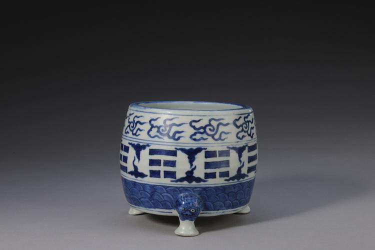 万历款青花八卦纹三足炉