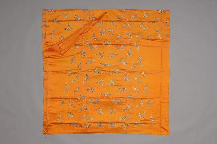 杏黄色缎绣枝桃纹氅衣料