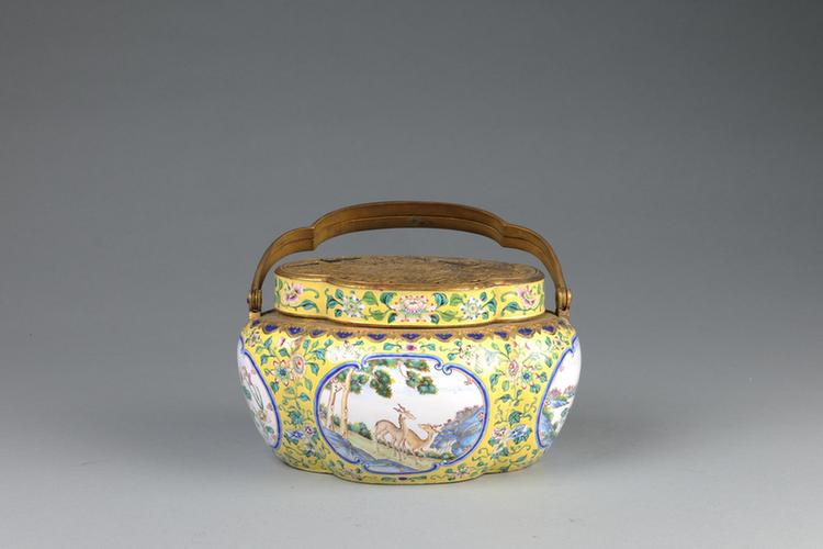 画珐琅开光鸟兽图海棠式手炉