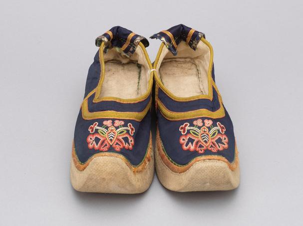 石青色缎盘绦花蝶纹皂鞋