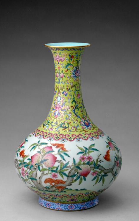 嘉庆款粉彩桃蝠灵芝纹撇口瓶