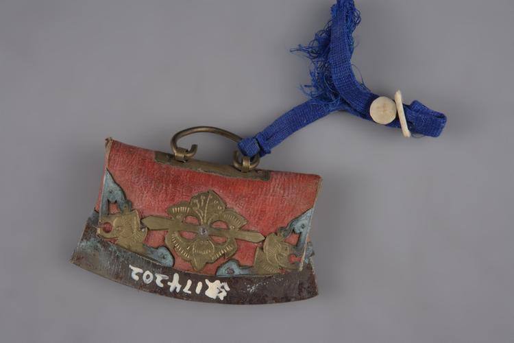 红色皮镶铜蝠荷包式火燫