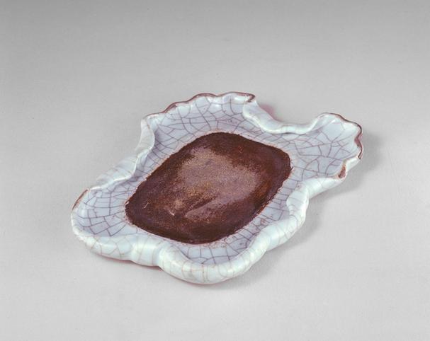 戊申小阳月制款仿哥釉叶式砚