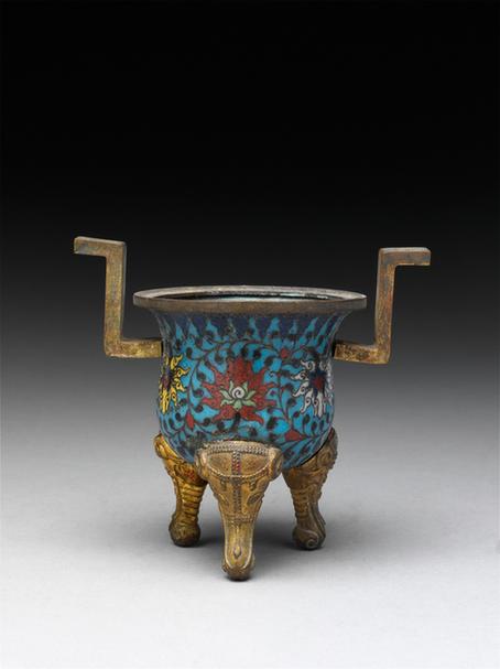 掐丝珐琅勾莲纹朝冠耳象足炉