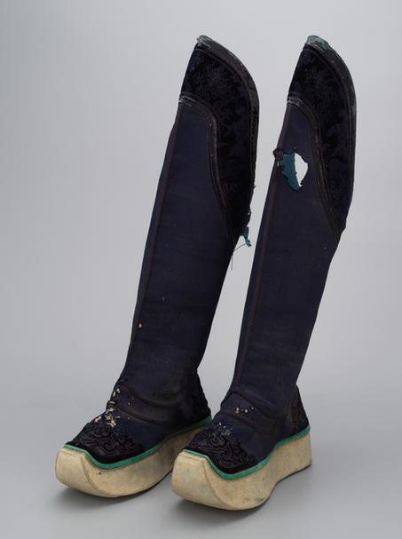 石青色缎补绒云纹头皂靴