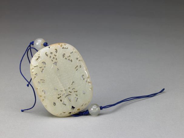 白玉透雕双夔捧寿纹香囊