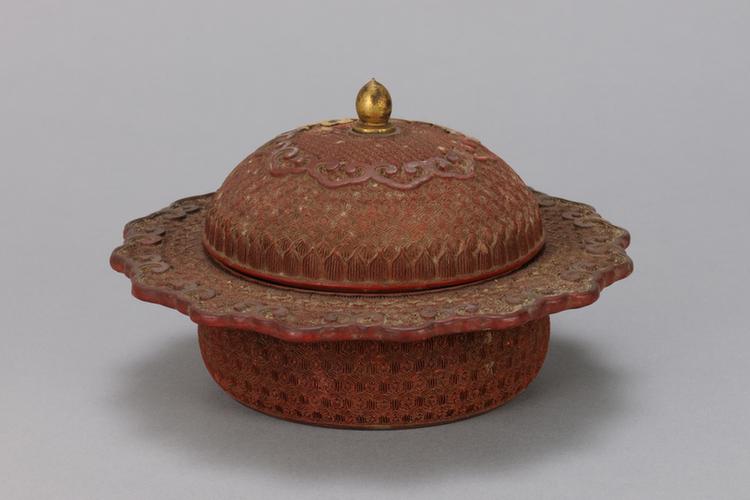 剔红缠枝莲纹云头式盒