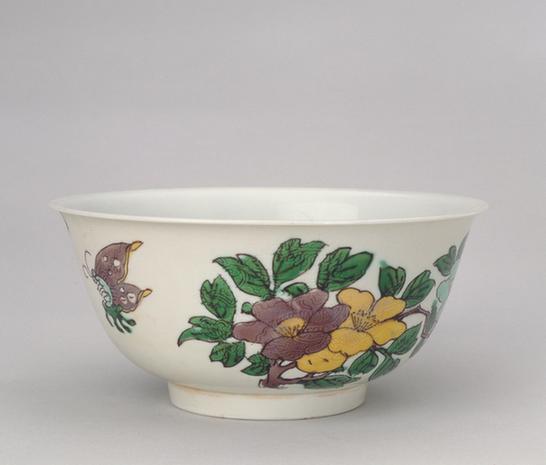 康熙款素三彩花蝶纹碗