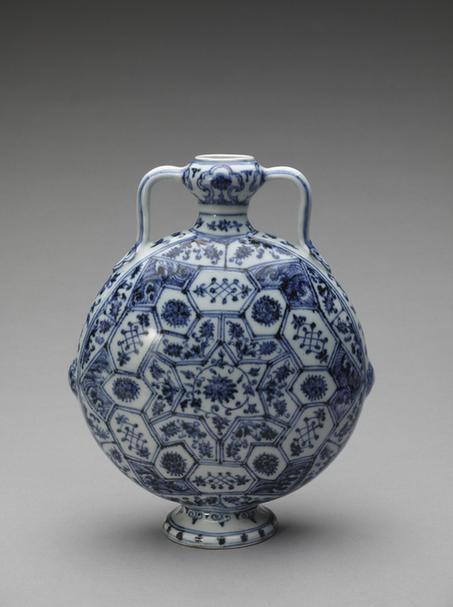 青花花卉锦纹双耳扁瓶