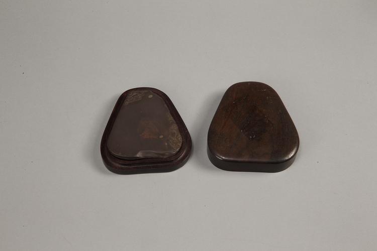 端石螭纹池带眼随形砚