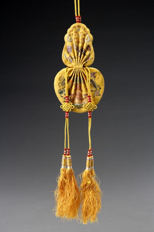 黄色缎平金绣五毒葫芦纹活计-槟樃袋