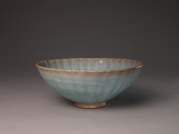 钧窑天蓝釉紫红斑菊瓣碗