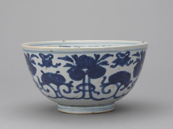 青花桃实纹碗