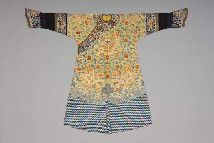 明黄色纳纱彩云蝠寿金龙纹女单龙袍