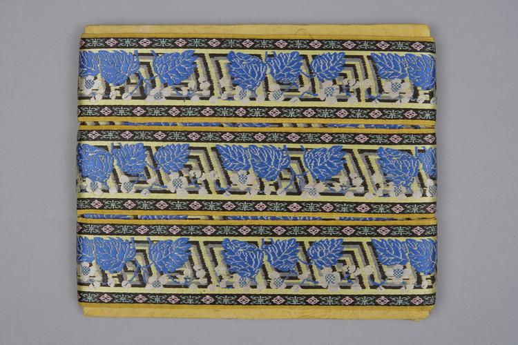 万字缎地织金三蓝海棠纹绦