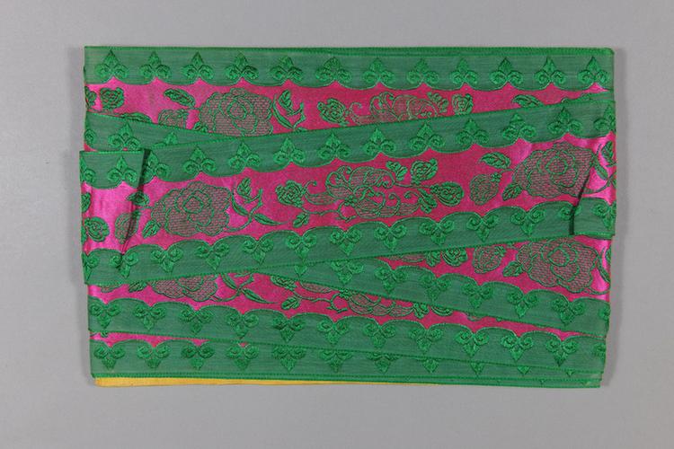 大红色纱地牡丹菊纹绦