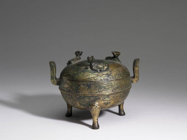 战国 鎏金雷纹鼎
