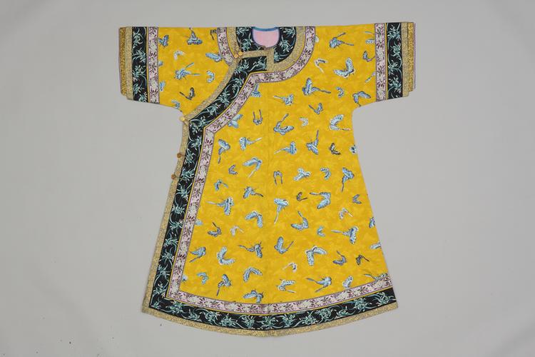 明黄色绸绣三蓝百蝶纹夹衬衣