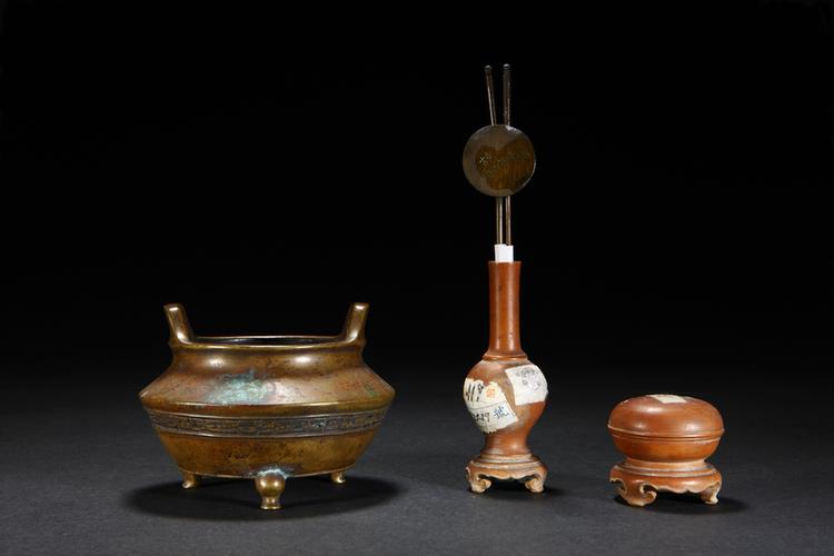 宣德款铜勾云纹冲耳三足炉