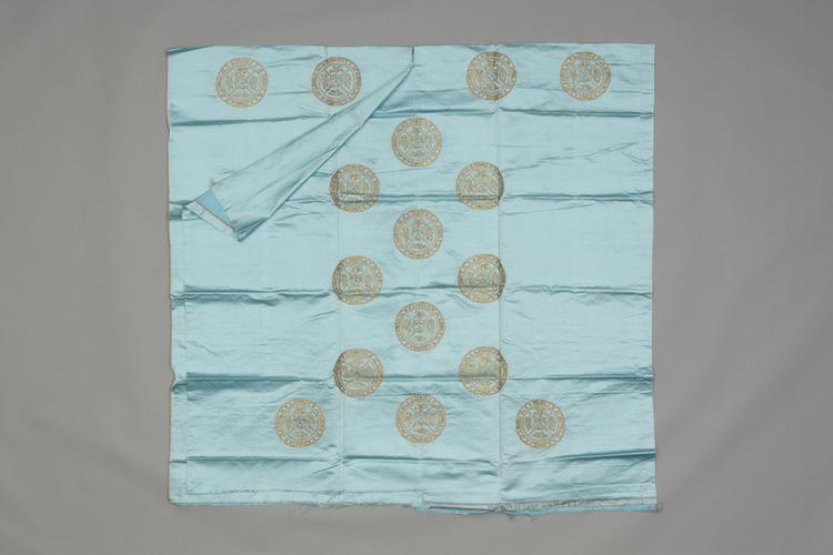 湖色缎平金绣富贵万年汉瓦纹袍料