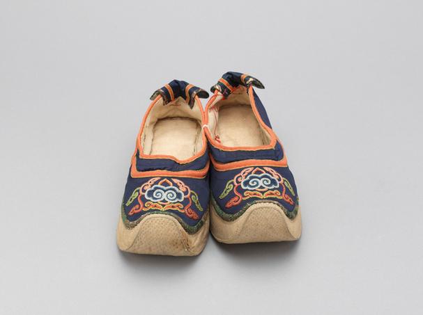 石青色缎盘绦灵芝草纹皂鞋