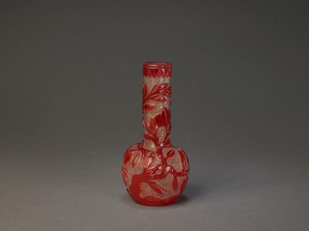 白色地套红色玻璃桃树纹直口瓶