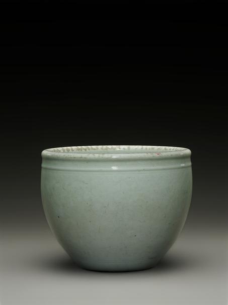 白釉暗花缠枝宝相花纹钵缸