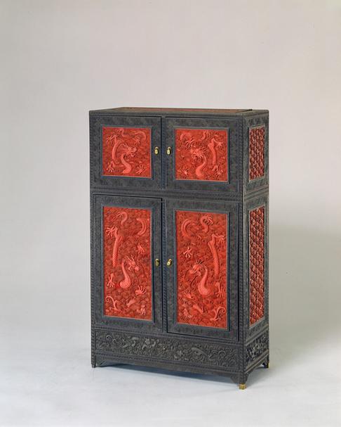 剔黑边剔红心海水龙纹柜
