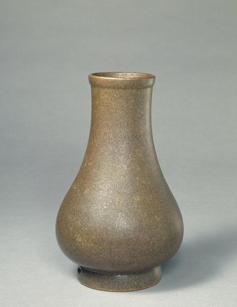 雍正款紫金釉穿带瓶