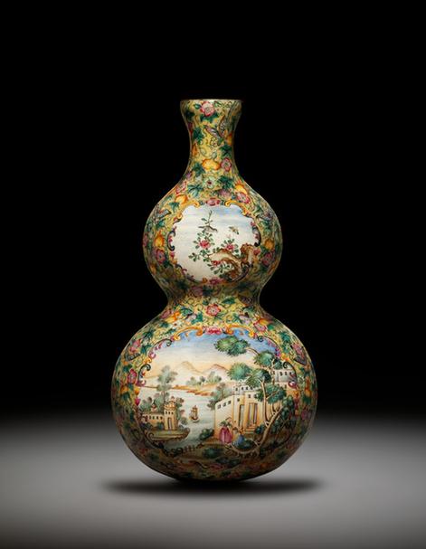 画珐琅花果开光人物图葫芦式壁瓶