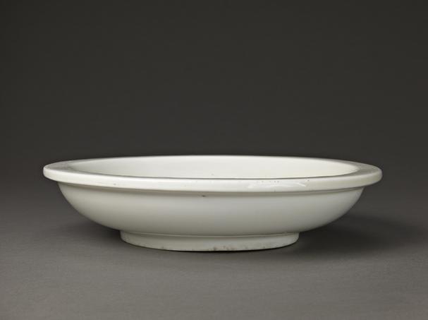 德化窑白釉划花折沿盘