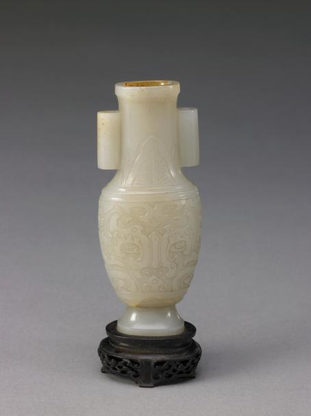 带皮白玉蕉叶兽面纹贯耳扁瓶