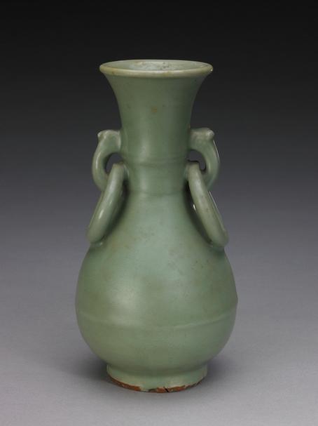 龙泉窑青釉刻弦纹环耳瓶