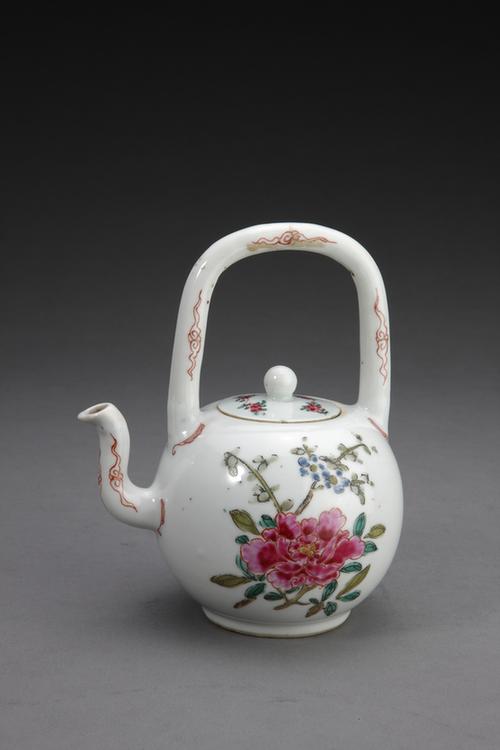 粉彩花卉纹提梁壶