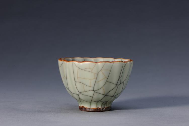 成化款仿哥釉菊瓣式杯