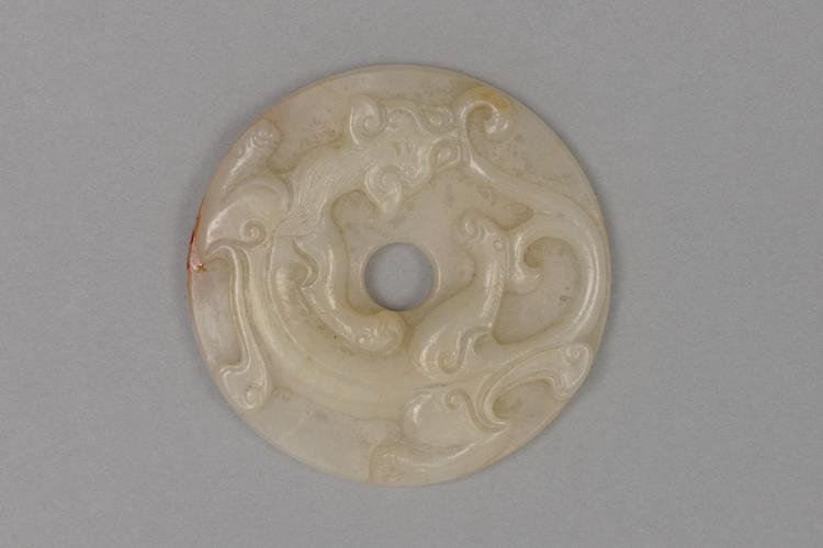 白玉浮雕蟠螭蚕纹璧