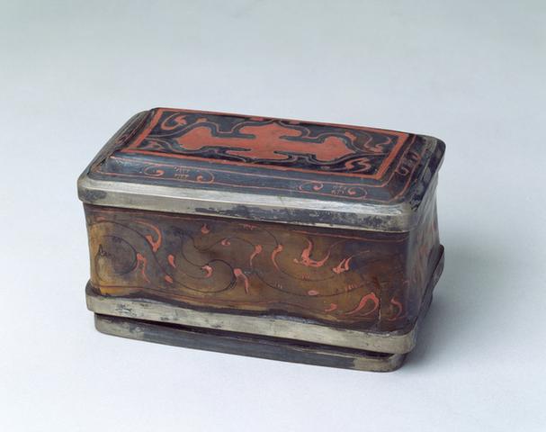 描彩漆云气纹银扣奁