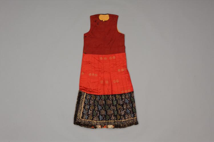 大红色织金缎接石青色寸蟒妆花缎夹朝裙