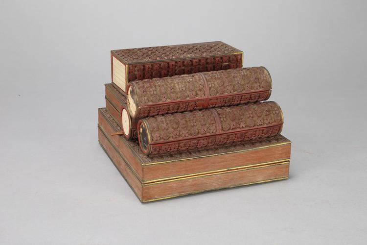 剔红团花纹书卷式三层套盒