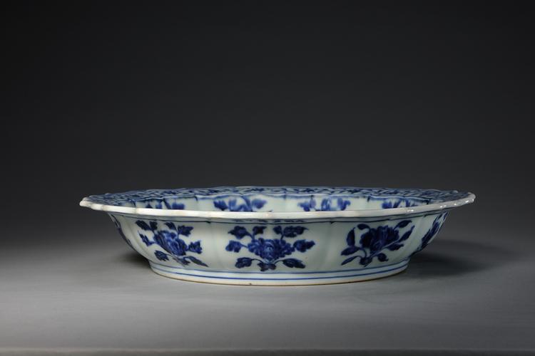 宣德款青花莲花纹菱花式盘